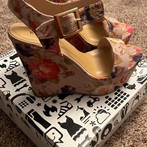Bamboo Size 7 platform heels floral print purple/pink